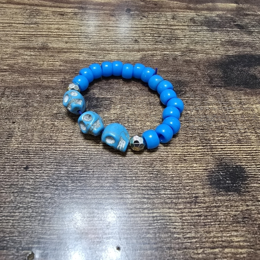 handmade blue bead skull stretchy bracelet